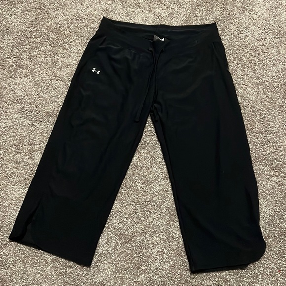 Under Armour Pants - Under Armour size medium black capri